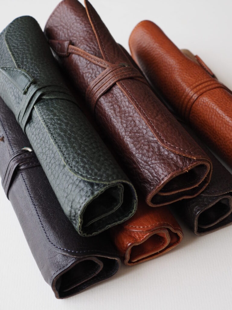 ペンケースに拘る 土屋鞄のトーンオイルヌメ ロールペンケース