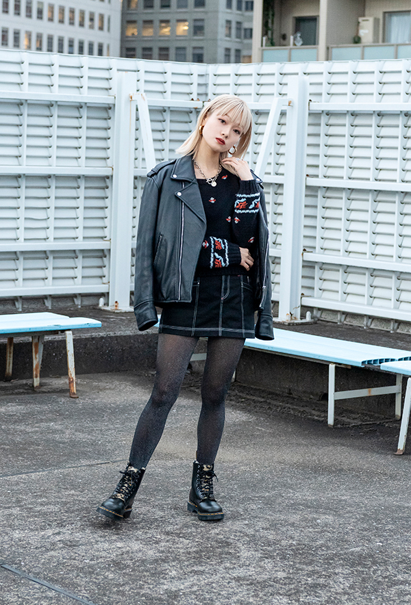 レオパード柄のファーが目を引くDr.Martensのブーツをクールに着こなし