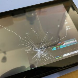 Nintendo Switch画面に線が入る症状の修理代は？Switch液晶交換