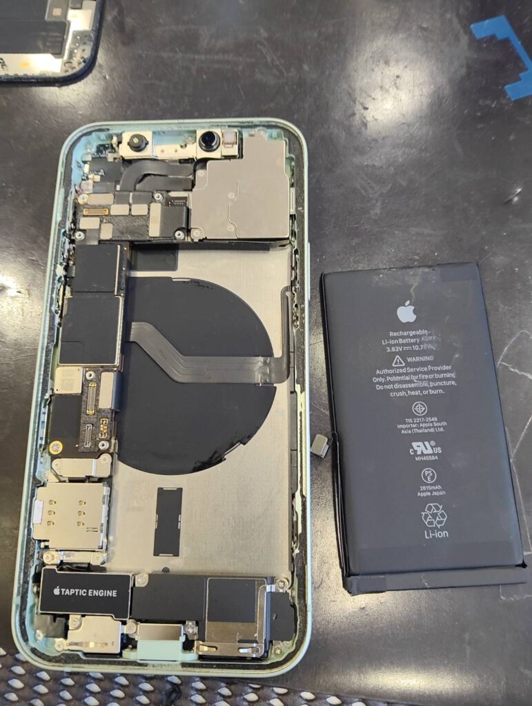 iPhone12シリーズをお使いの皆さま、そろそろバッテリーの交換時期では