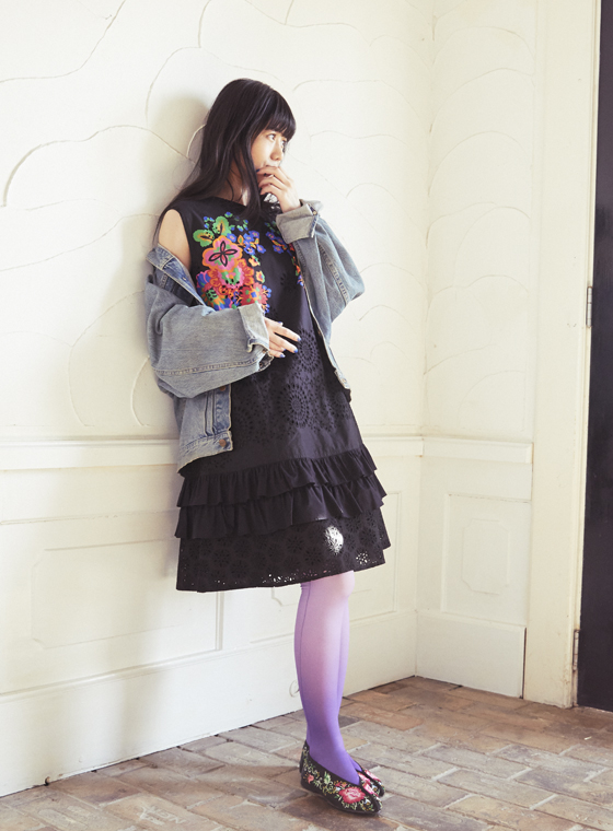 女優IZUMIが着こなす、春の「トクコ プルミエヴォル」 | エル・オンライン