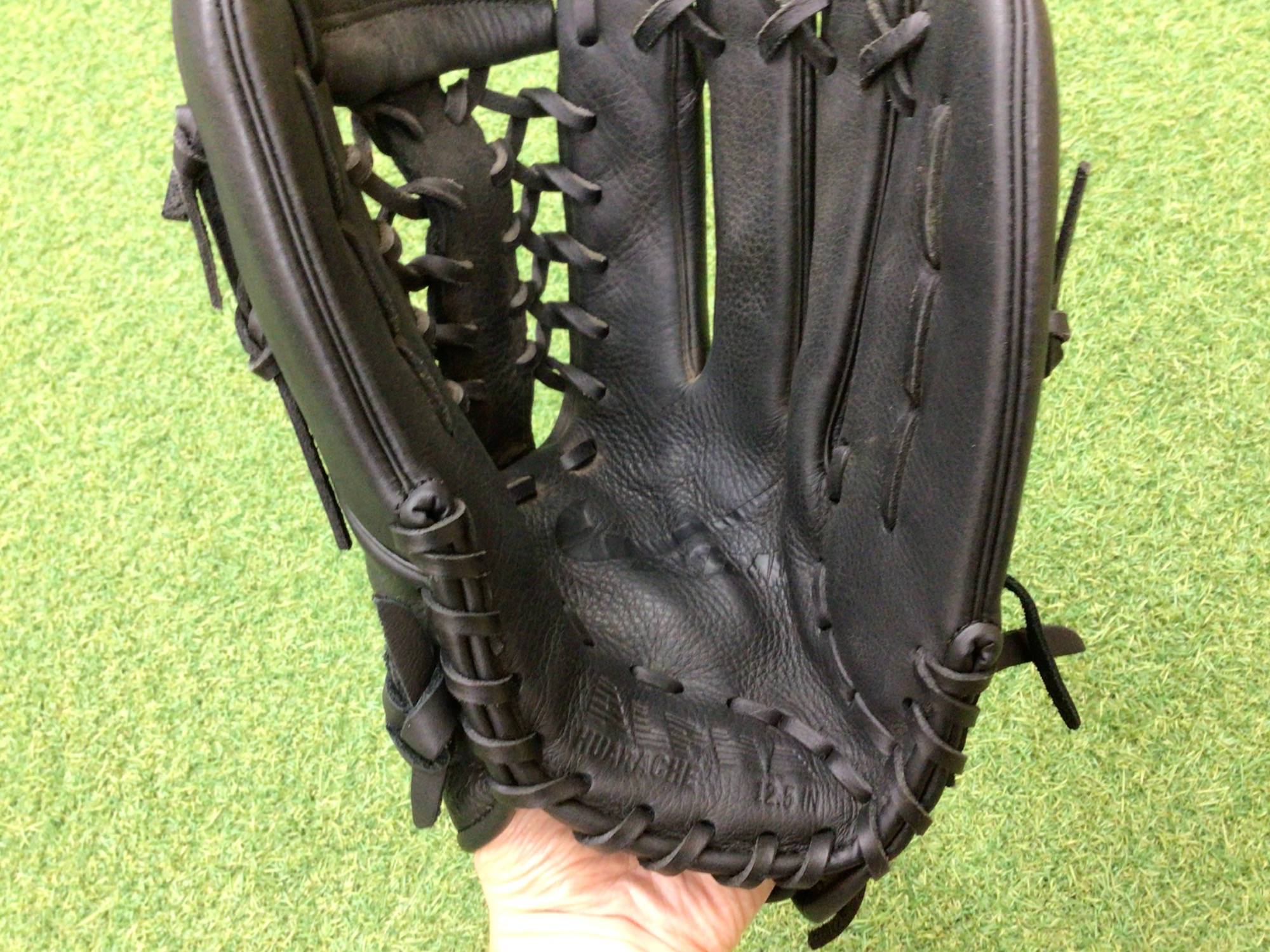 ブランドロゴが逆!?ナイキの軟式グローブ、逆スウッシュをご紹介