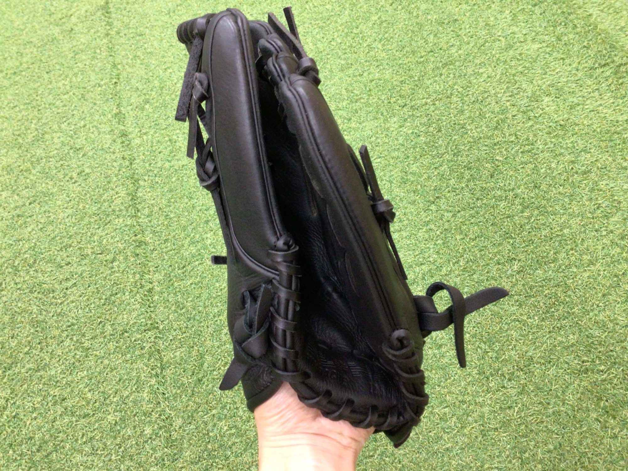 ブランドロゴが逆!?ナイキの軟式グローブ、逆スウッシュをご紹介