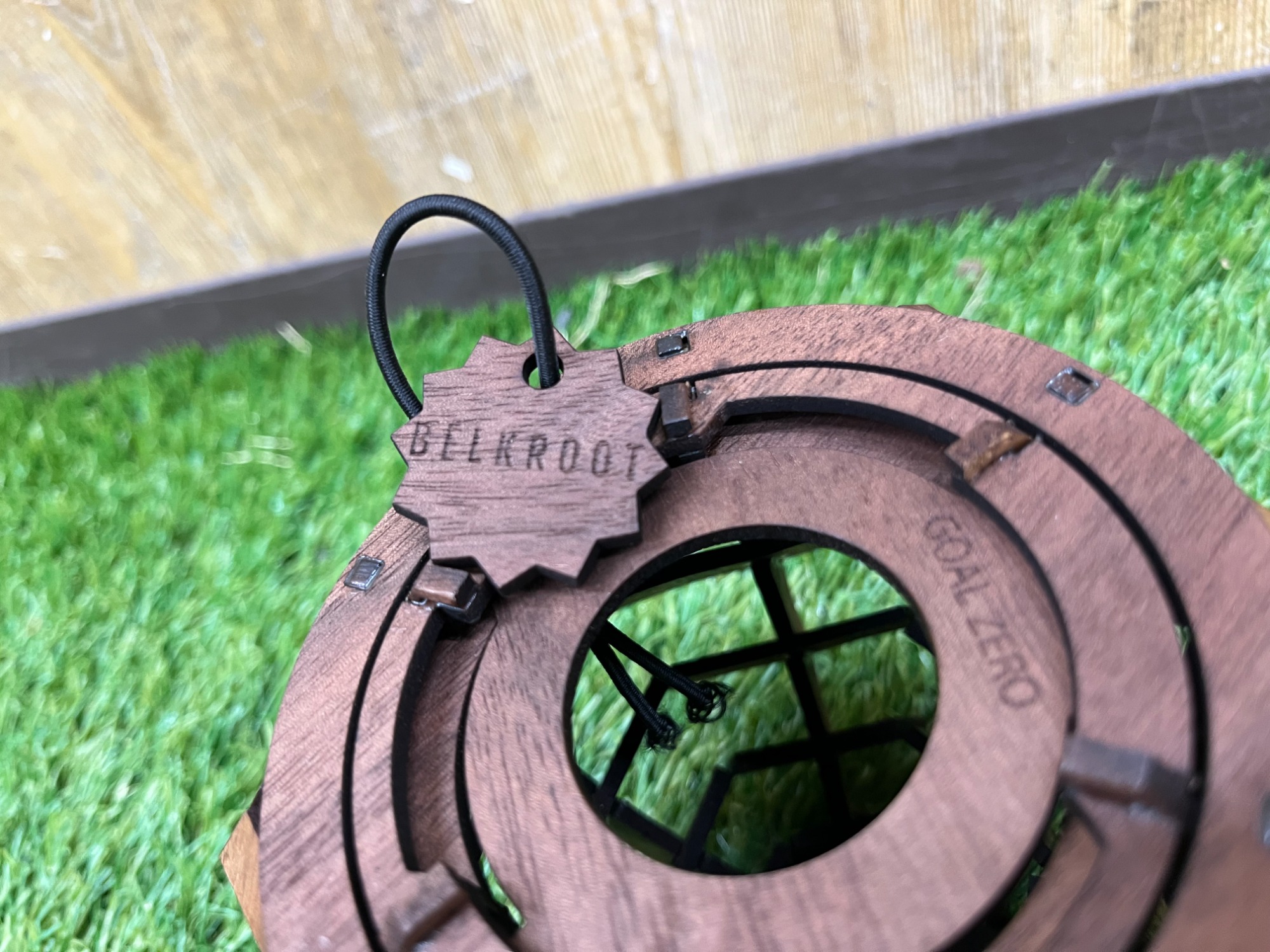 木の温かみを感じるシェード「ベルクロート」のBOTAN”ウォルナット