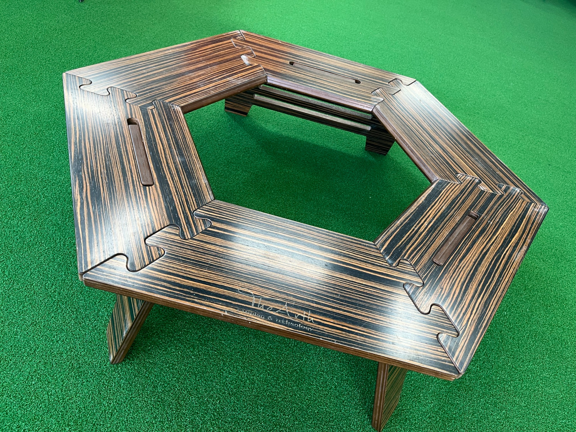 おしゃれキャンパー御用達！The Arthの六角テーブル”黒しま次郎