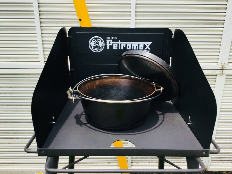 立ったままダッチオーブン料理ができる？Petoromax(ペトロマックス)の