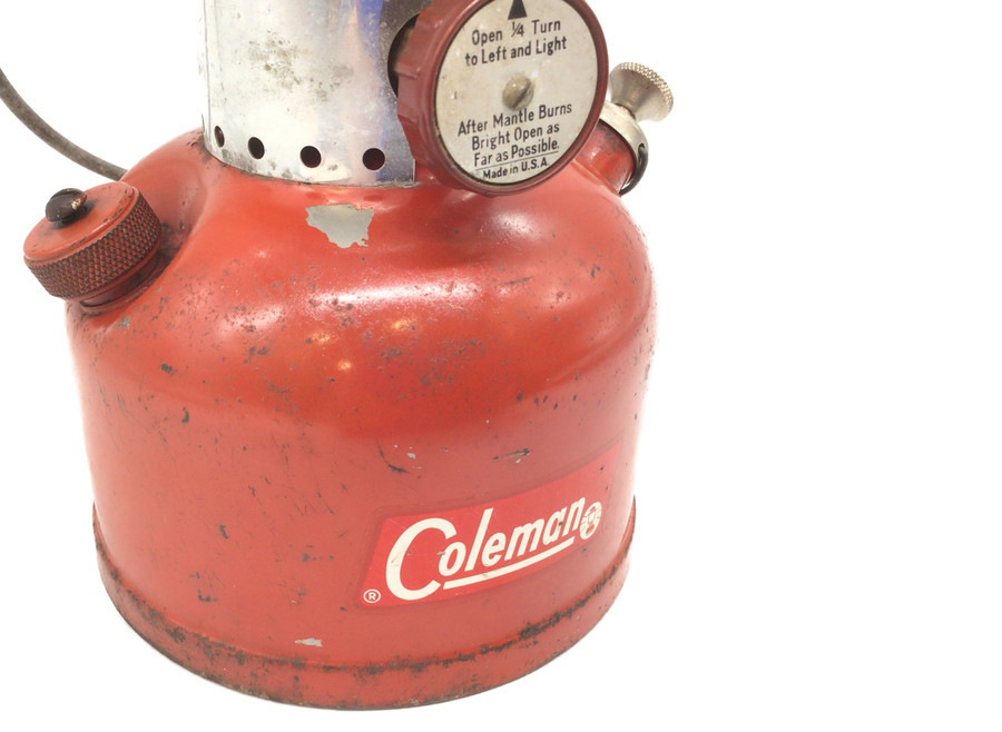 ヴィンテージランタンの王道。Coleman(コールマン)の200A レッド