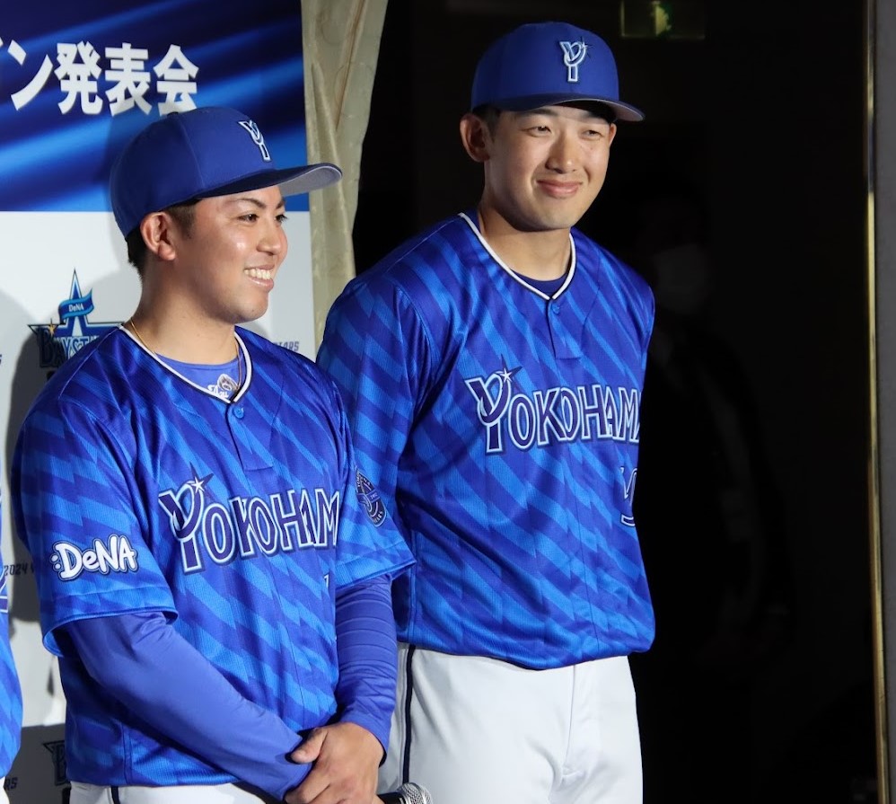 DeNA 新ビジターユニフォーム発表会 東克樹＆山本祐大が早くも見せた