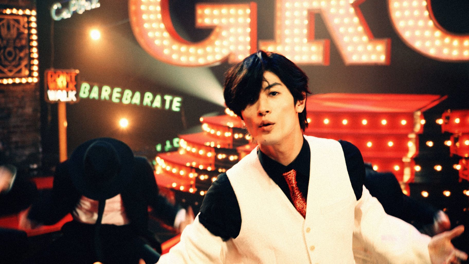 三浦春馬がスーツ姿で歌い、s**t kingzの振付で踊る！ 新CM「グロップ