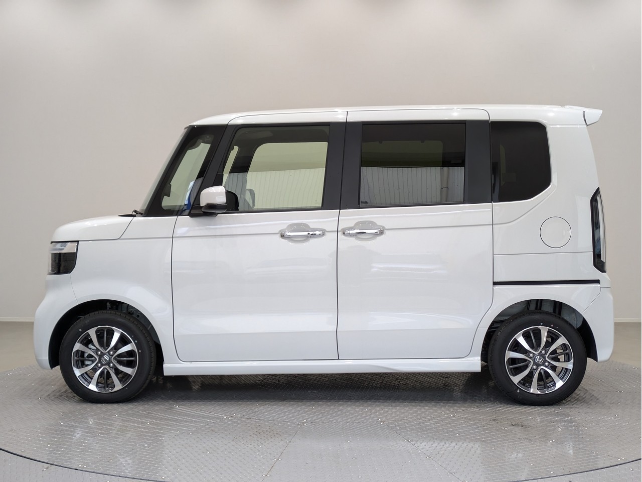N-BOX CUSTOM プラチナホワイト・パールの在庫情報 | サコダ車輌グループ