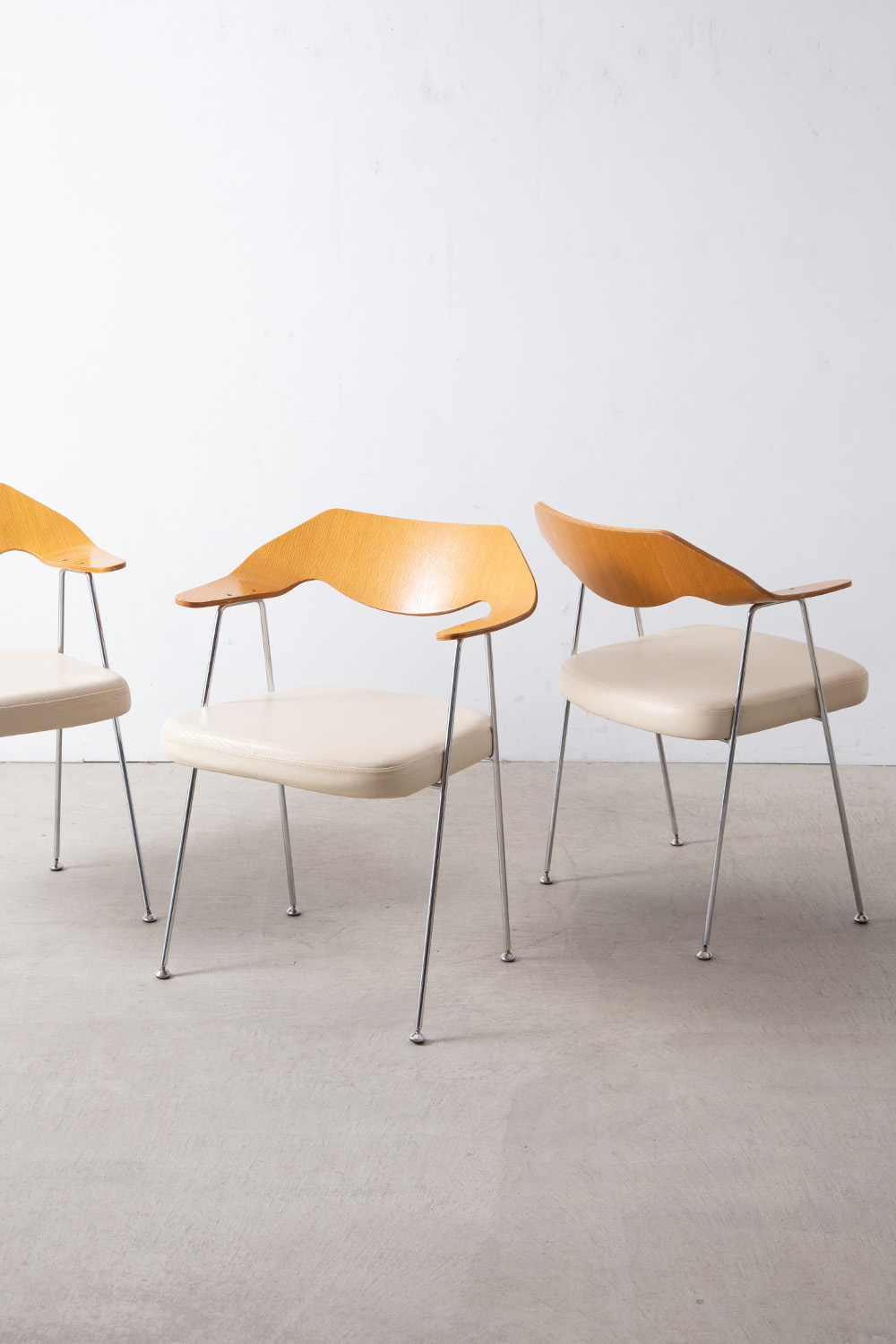 stoop | 'Model 675' Arm Chair by Robin Day for Hille in Oak