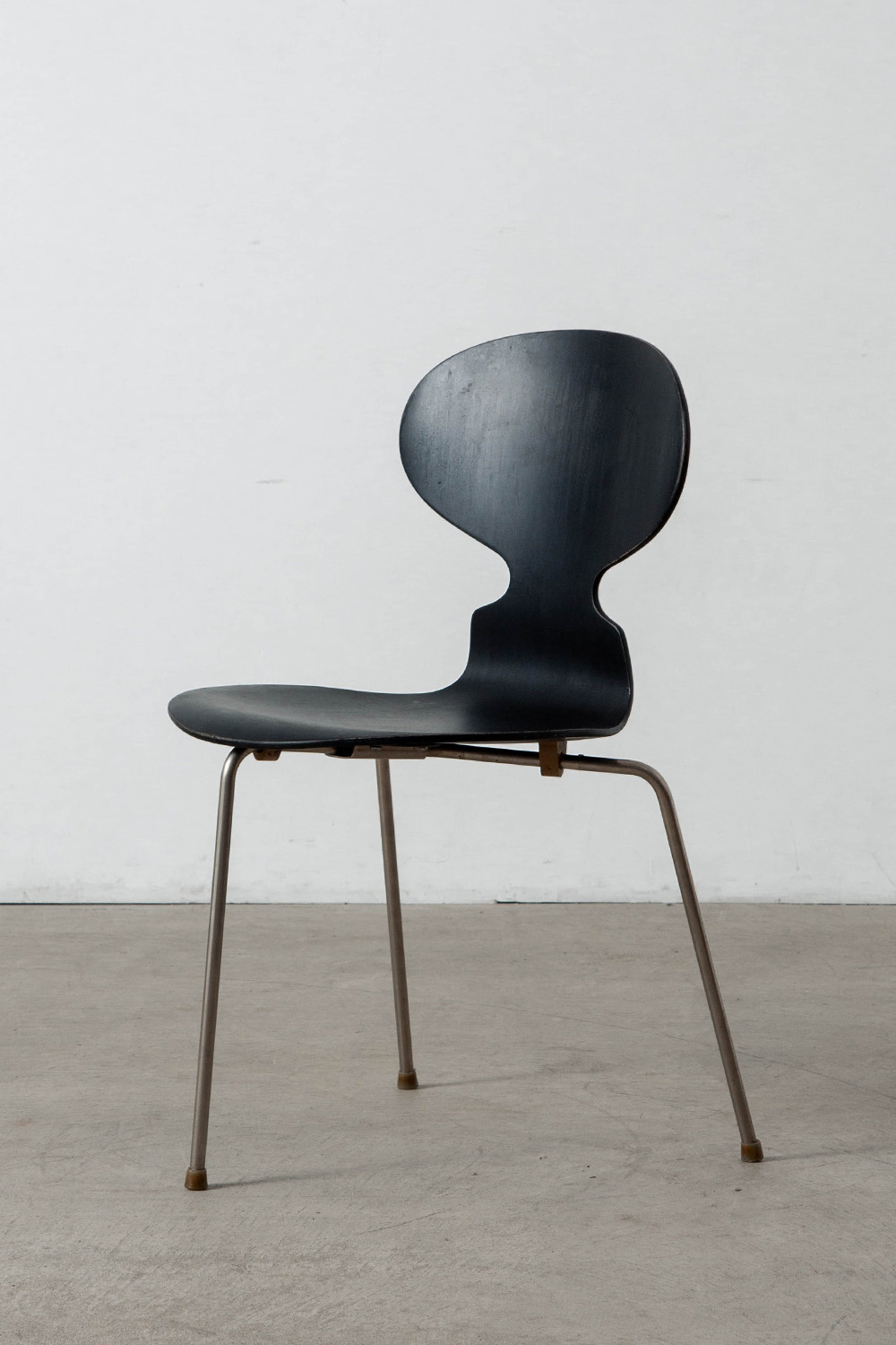 stoop | Ant Chair by Arne Jacobsen for Fritz Hansen in Wood and Steel