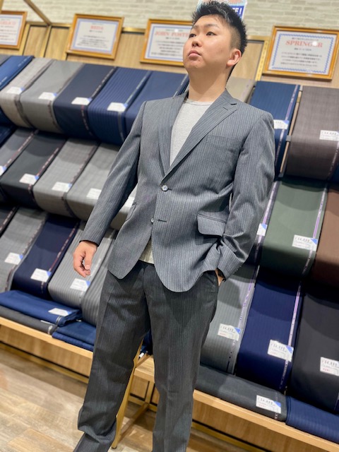 オーダーならでは着心地！シックなチャコールグレーのストライプスーツ