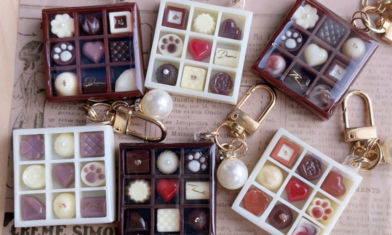 ハンドメイド レジンキーホルダー チョコレートBOX バレンタイン｜リベ