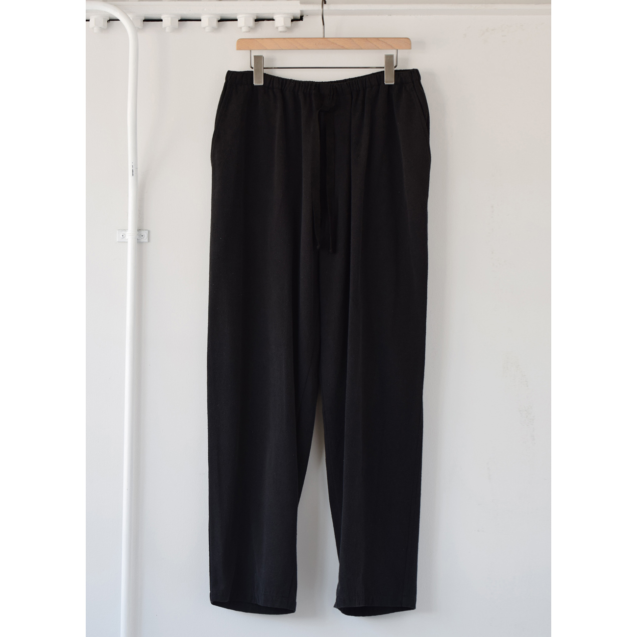 COMOLI / コモリ | シルクネップ ドローストリングパンツ - Black