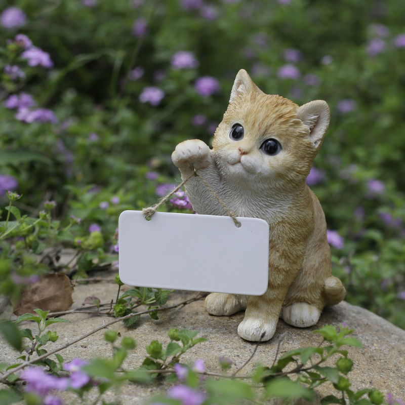 右手でボードを持つ茶トラ白猫｜WooBia公式オンラインショップ