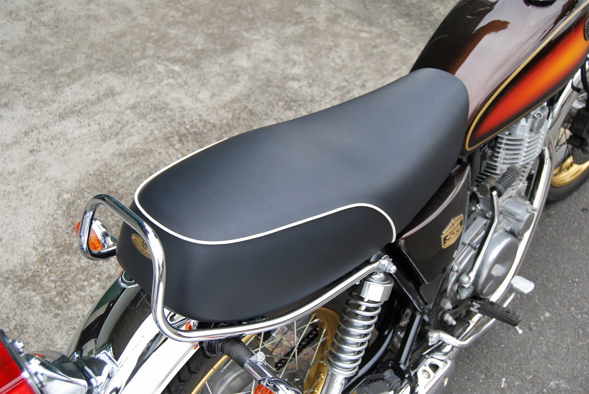 フラットテール ダブルシート Bパイピング SR400｜K＆H