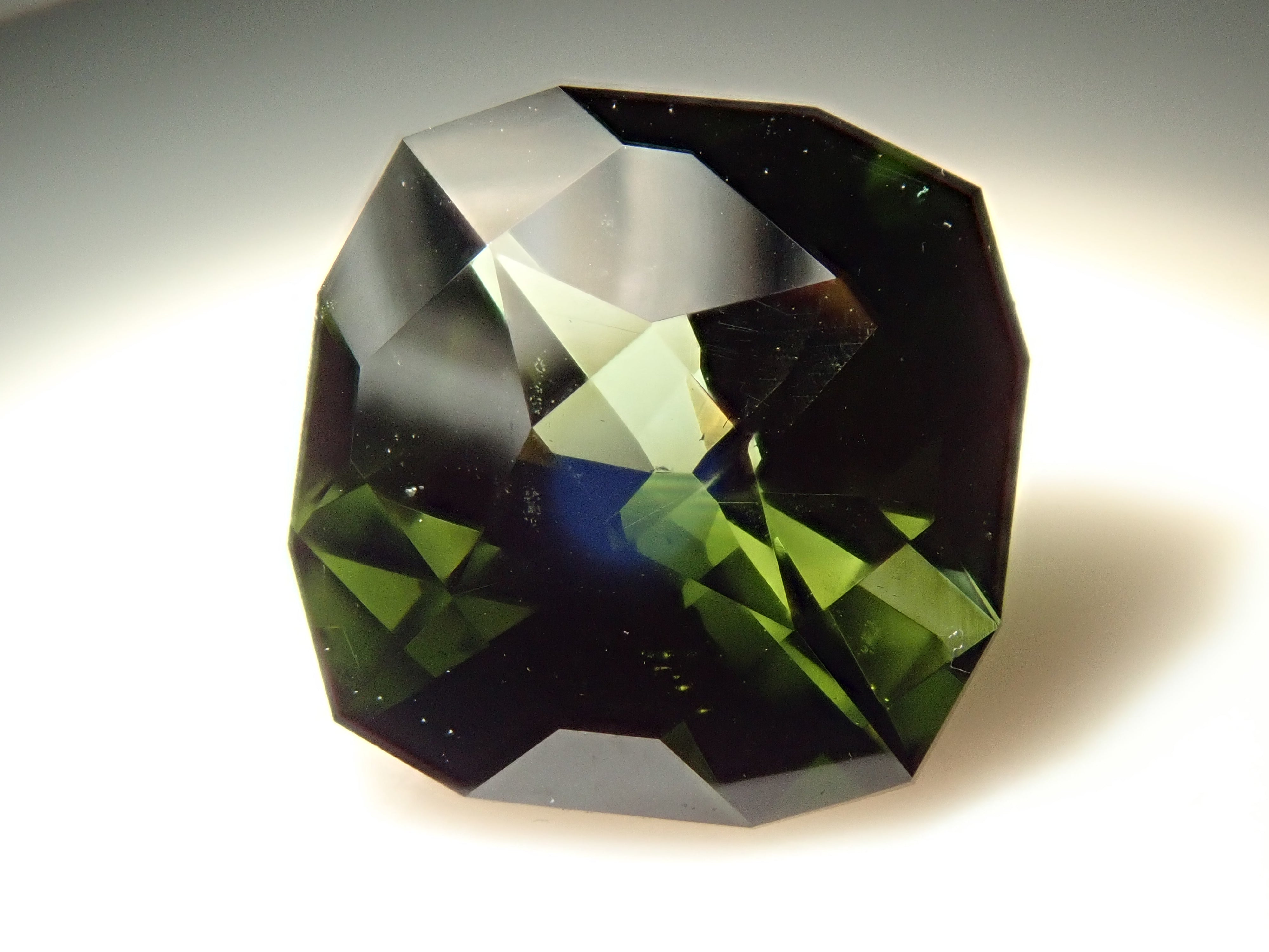 奈良県天川村産レインボーガーネット（ローズカット,3.0-5.5mm）1石