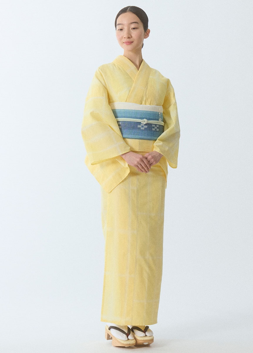 夏以外に着たい雪花絞り着物のコーディネート片身替わり仕立て: せみの