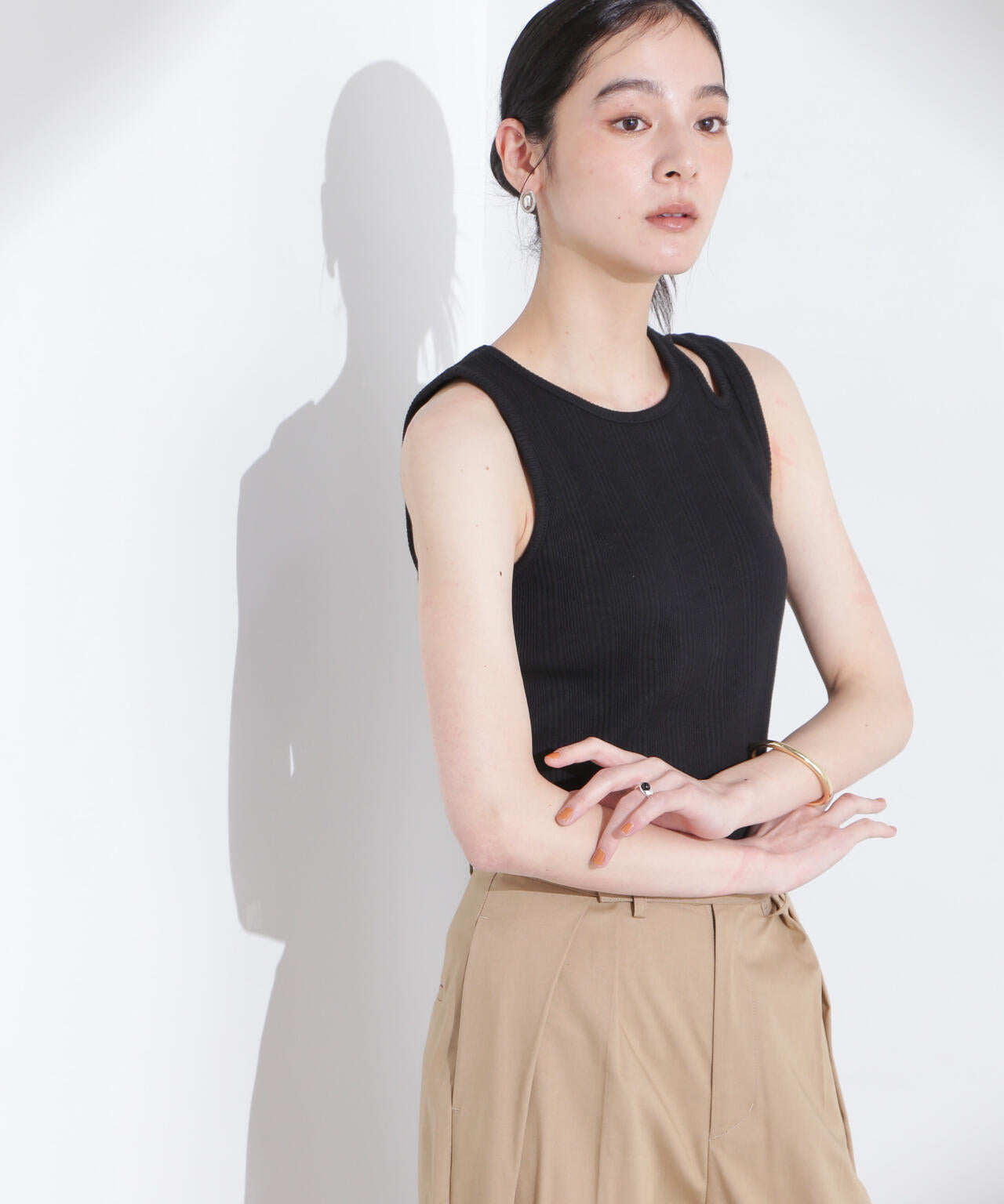 ランダムリブ カップ付き スラッシュ タンクトップ