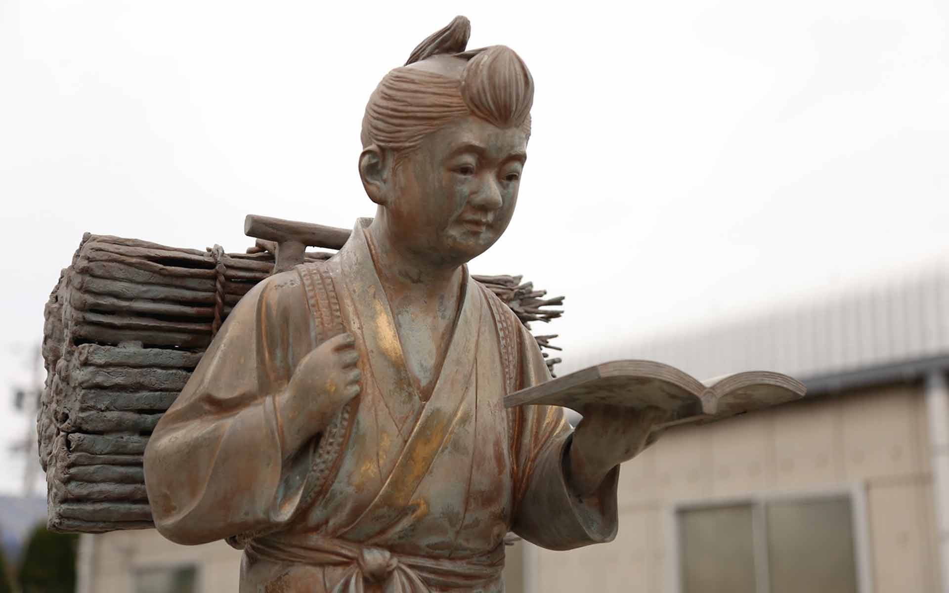 二宮金次郎の銅像に隠されたメッセージとは。背負っているのは薪では