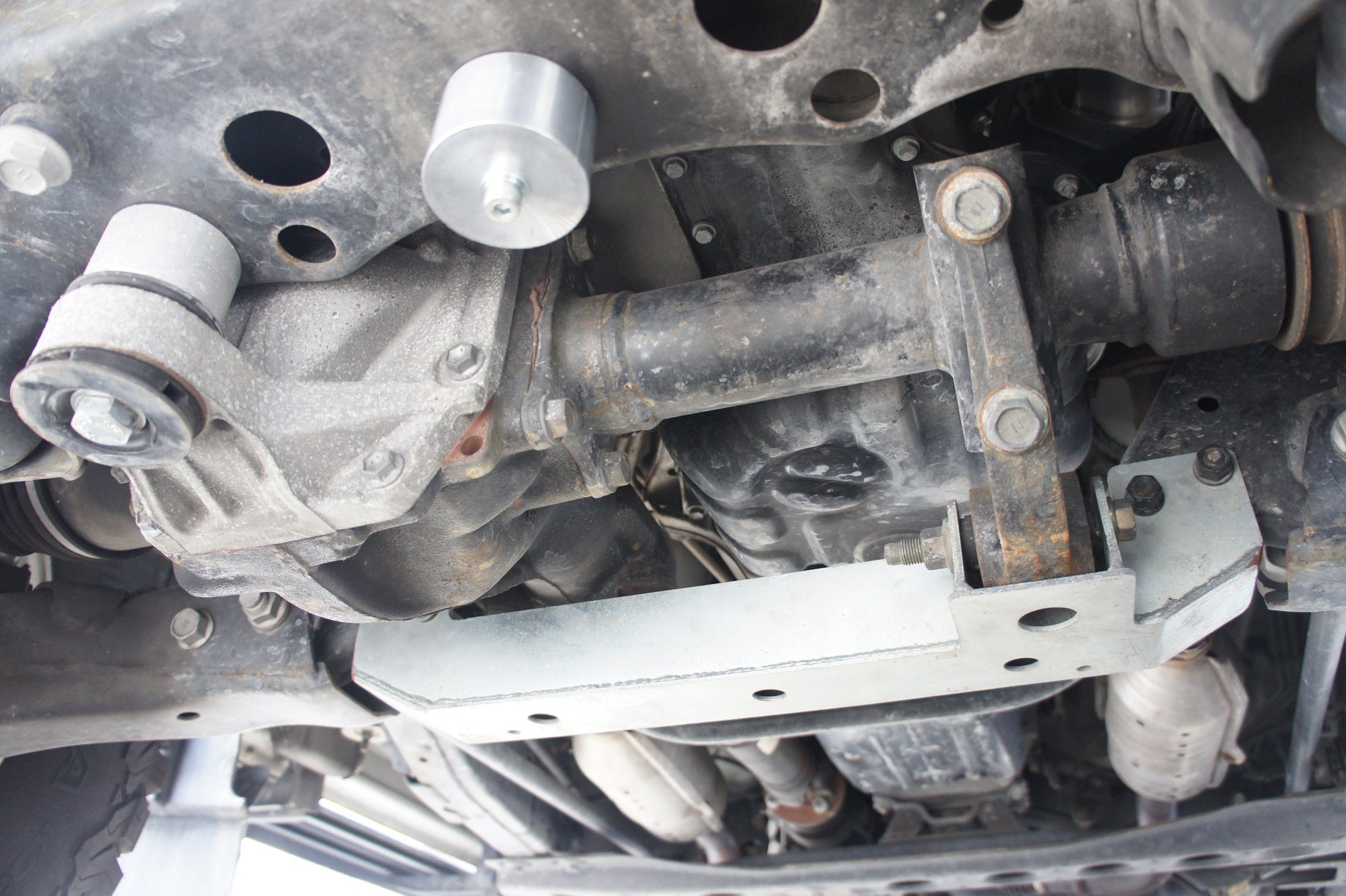 ランクル100系AHC付車専用アクティブサスペンション2インチアップ