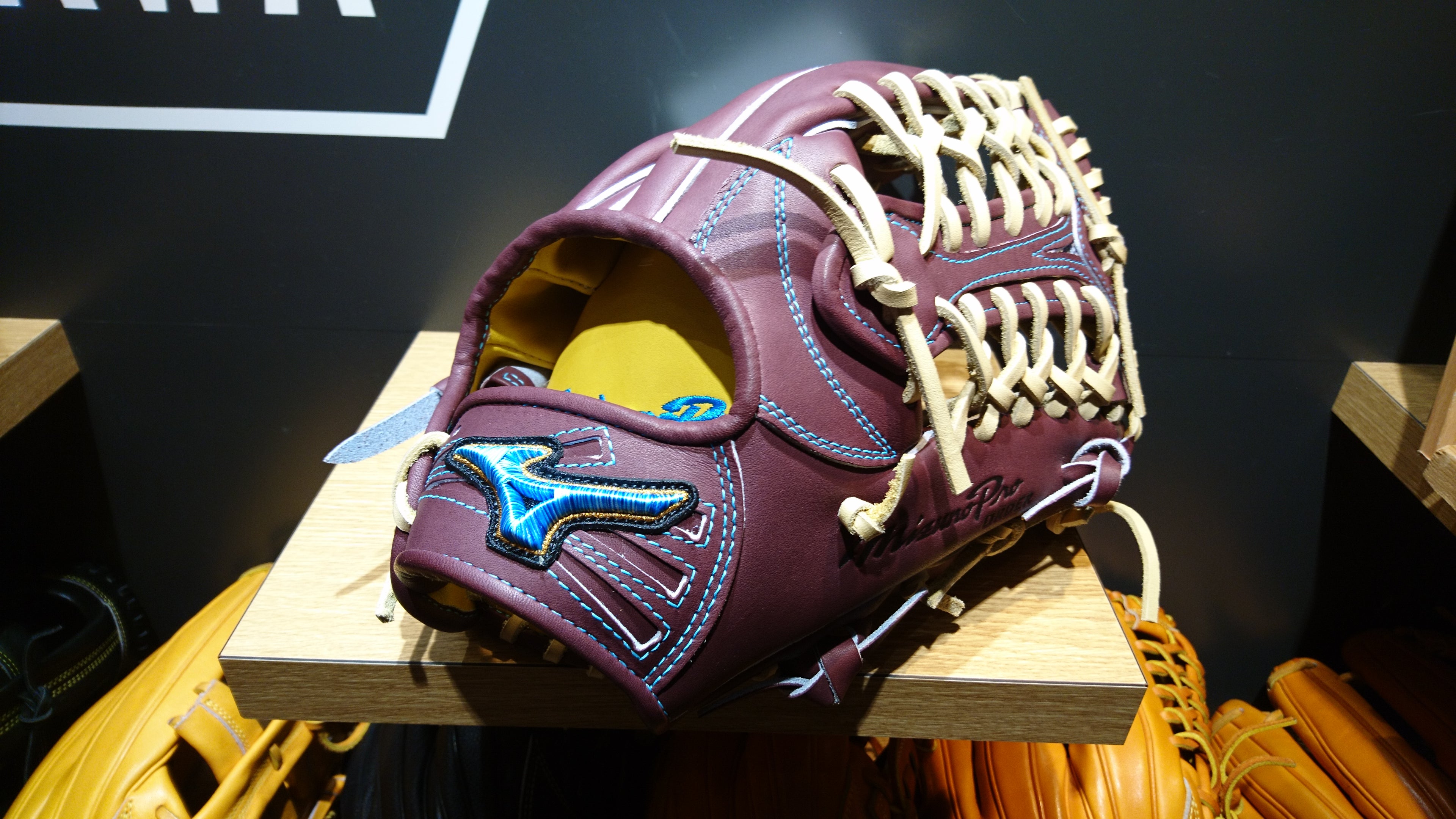 ミズノプロ】外野手用グラブ［西川龍馬選手］モデルの大きさを比べて