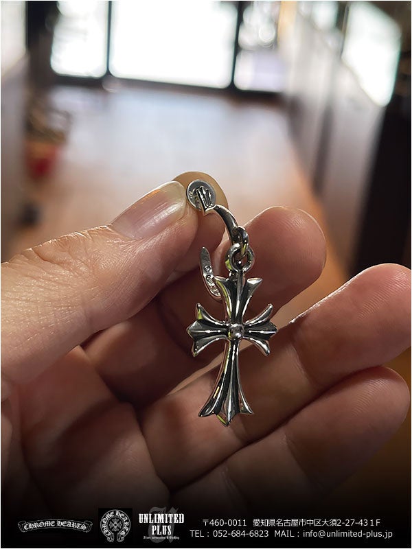 クロムハーツ ピアス / 店頭に在庫あり！タイニー CHクロス フープ