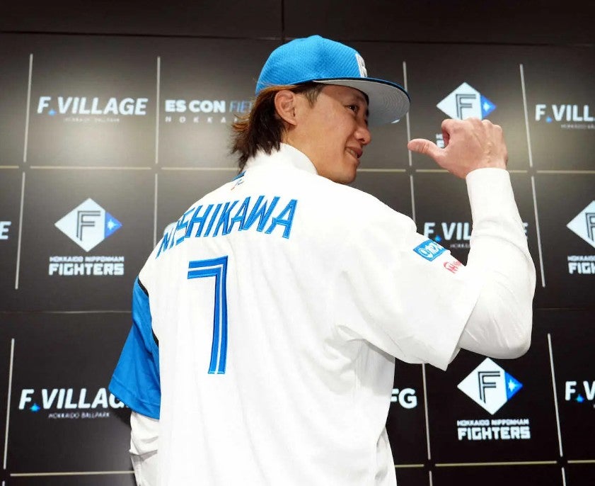 再び背番号「7」 西川遥輝が入団会見 | 明け暮れファイターズ