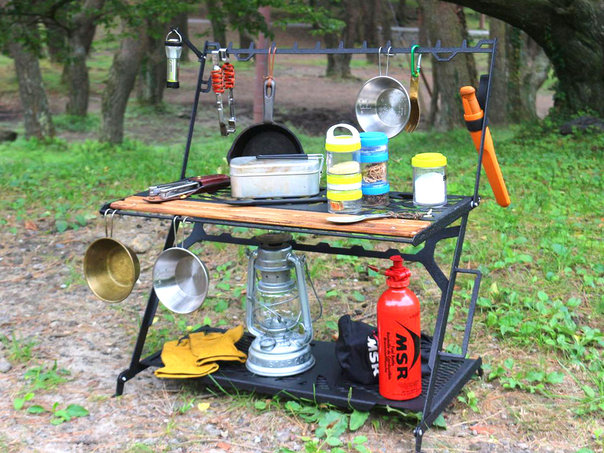 ローチェアに座ったままでも作業がはかどるハンガー付き2段ロー