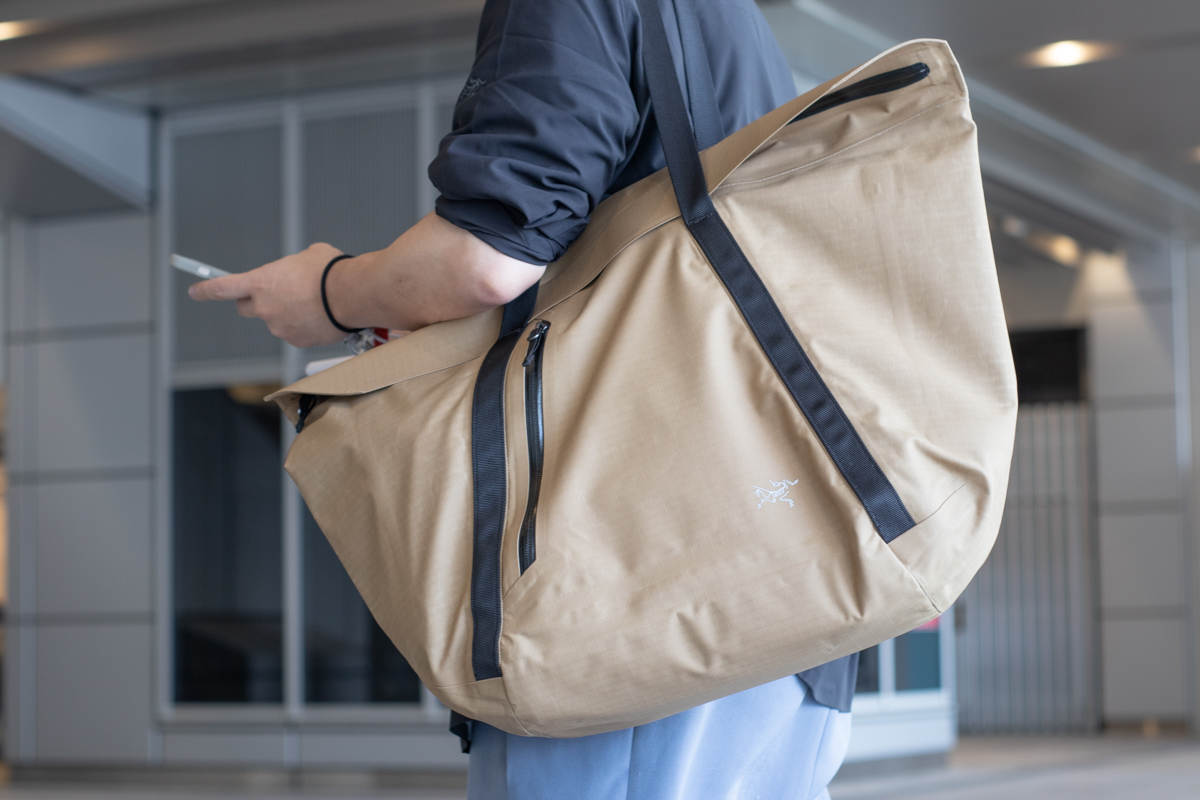 アークテリクスの防水トートバッグがあれば梅雨でも気落ちせずに過ごせ