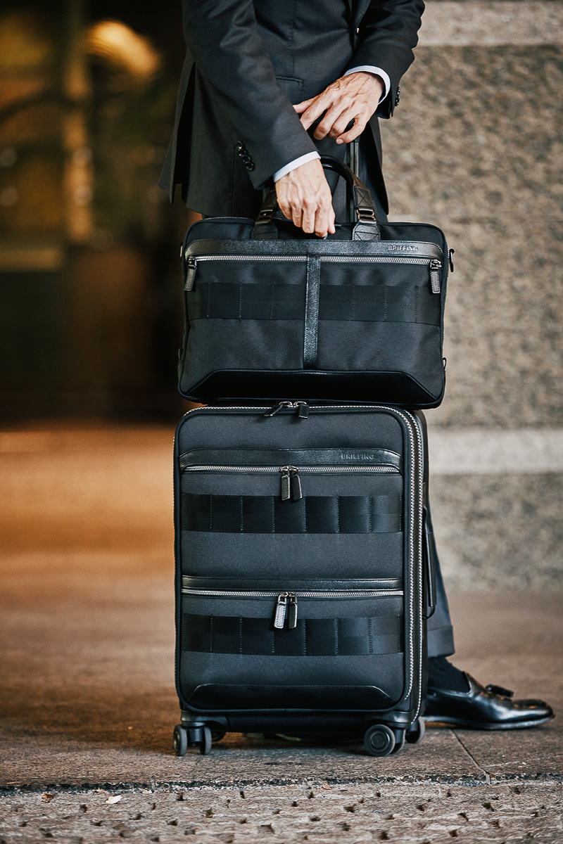 BRIEFING初のレザー×ナイロンのスーツケースは上品顔でビジネスシーン