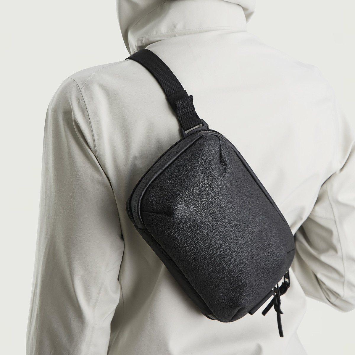 WEXLEYの黒リュックはシンプル顔で高機能。ビジネスシーンに馴染みます