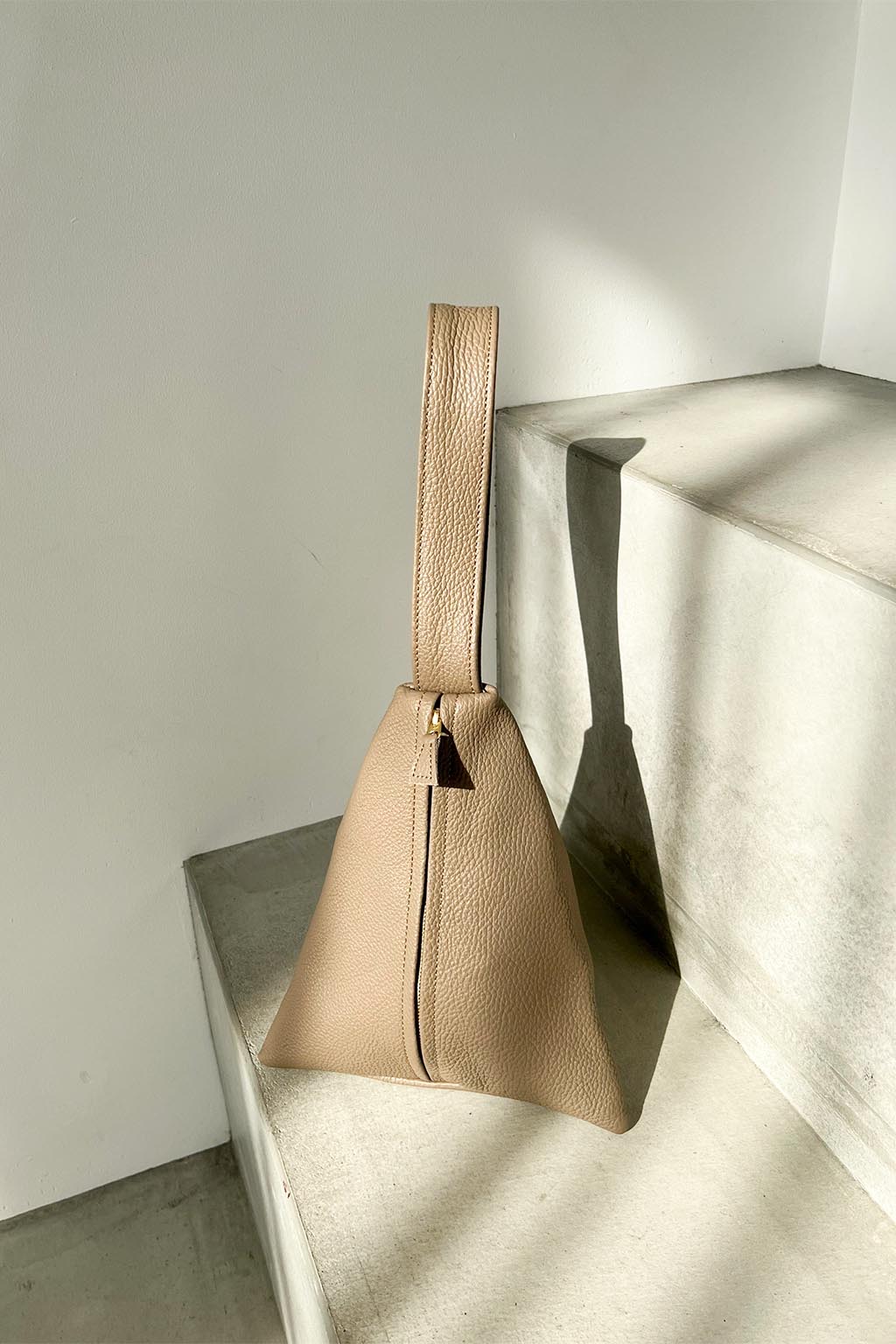 Sankaku Bag Greige | ALEXIA STAM