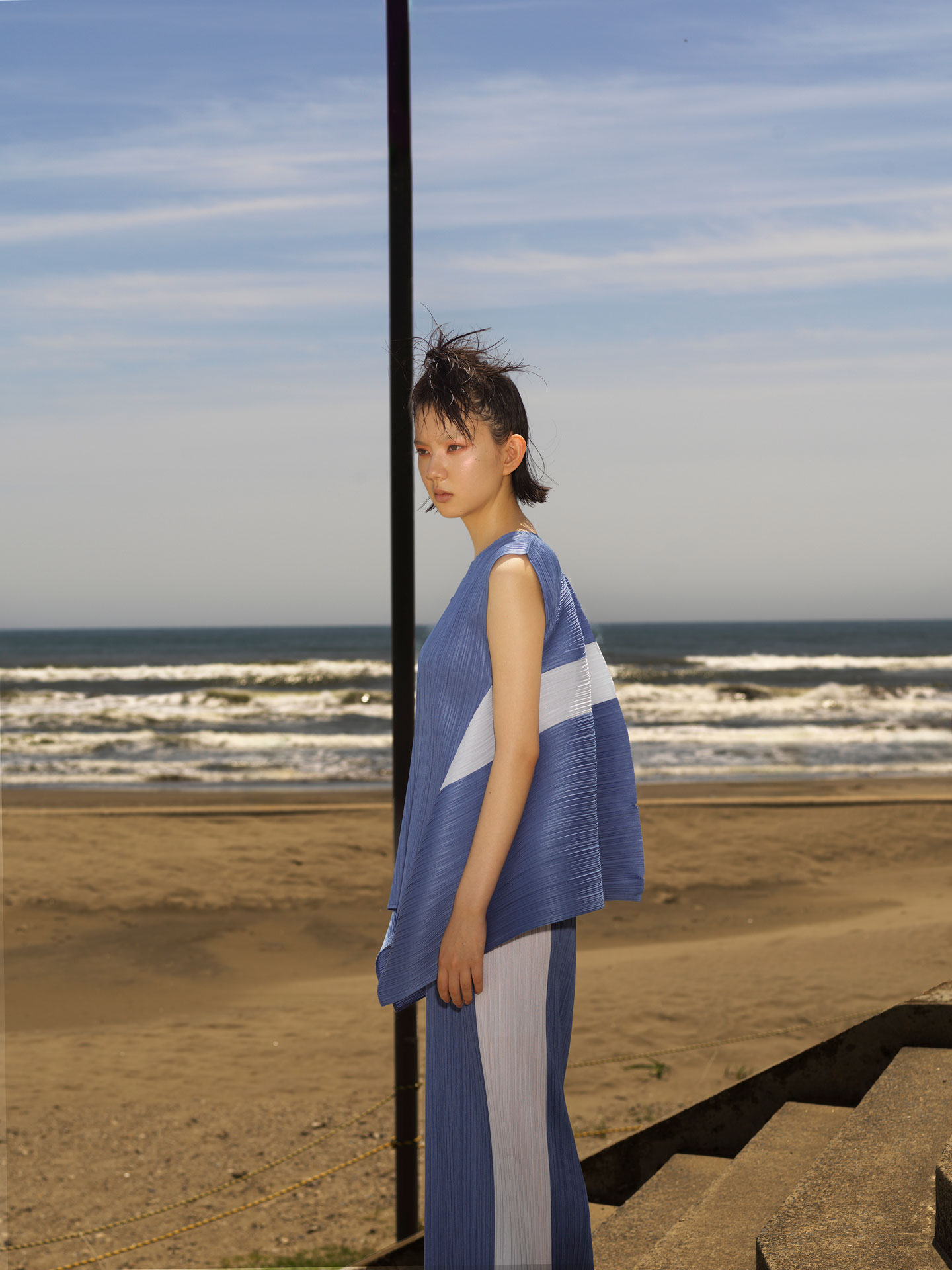 潮の香りと海のエネルギーに包まれて。中島セナがプリーツ プリーズ