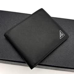 極美品◇PRADA 二つ折り財布 サフィアーノ 三角プレート 黒 - メルカリ