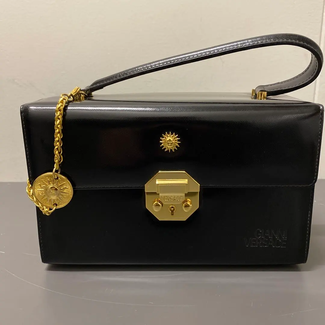 2026年最新】ジャンニヴェルサーチ バニティの人気アイテム - メルカリ