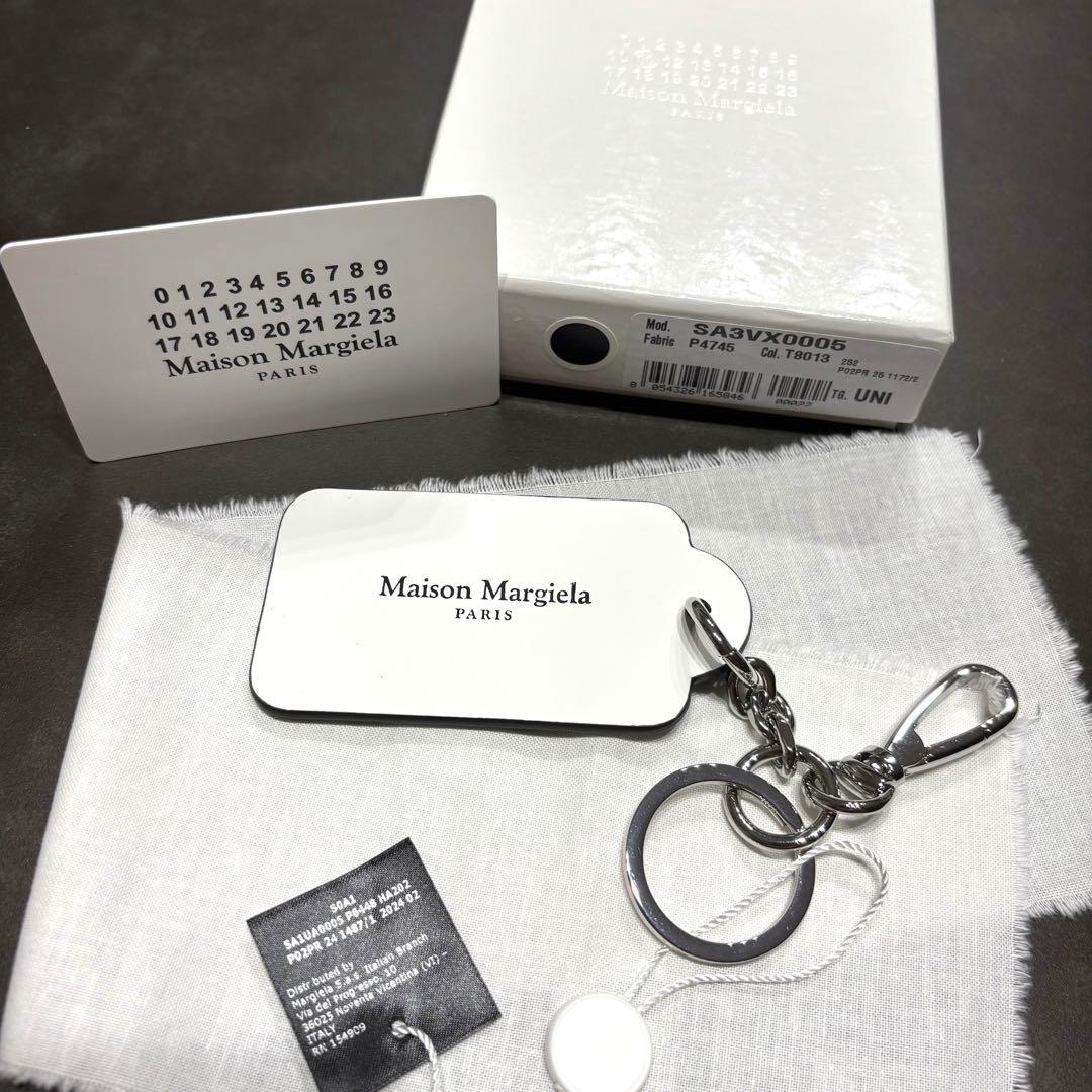 未使用品 メゾンマルジェラ キーリング ホワイト ロゴ 4ステッチ レザー Maison Margiela (メゾン マルジェラ) レザー 4ステッチ キーリング