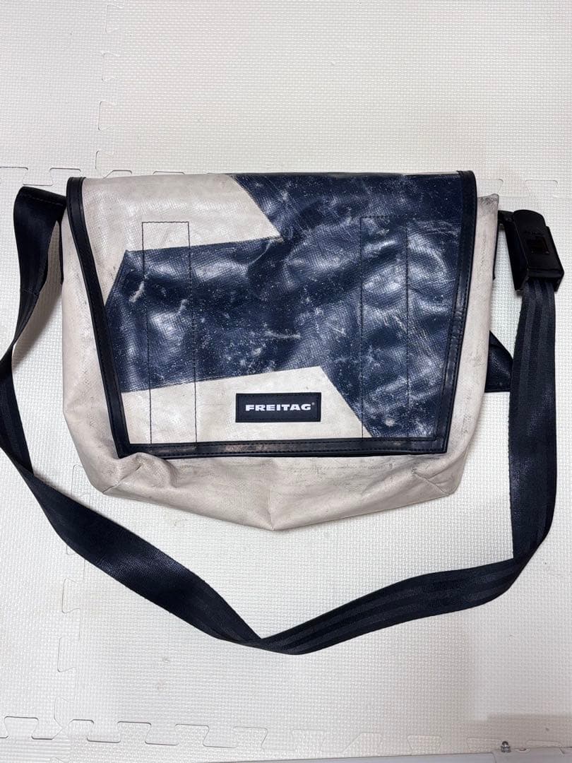 FREITAG メッセンジャーバッグ - メルカリ