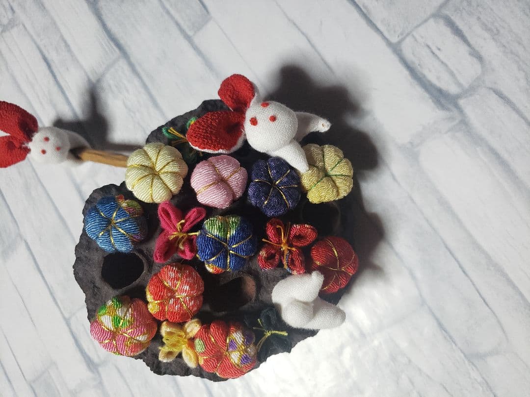 ハンドメイド くくり花1350個＋ビーズ付きくくり花300個 セット - メルカリ