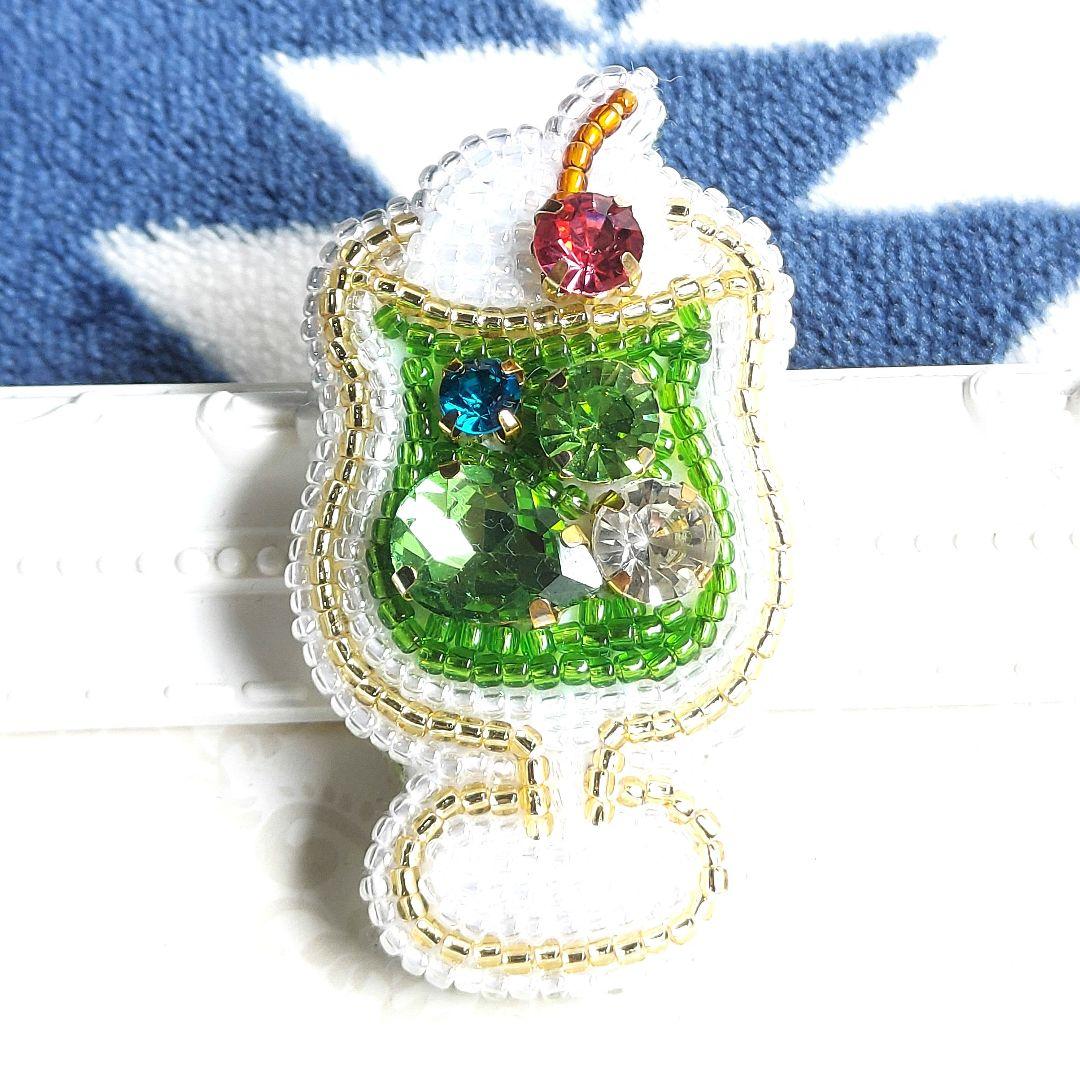 メロンソーダのブローチ】ハンドメイド ビーズ刺繍 夏 クリームソーダ