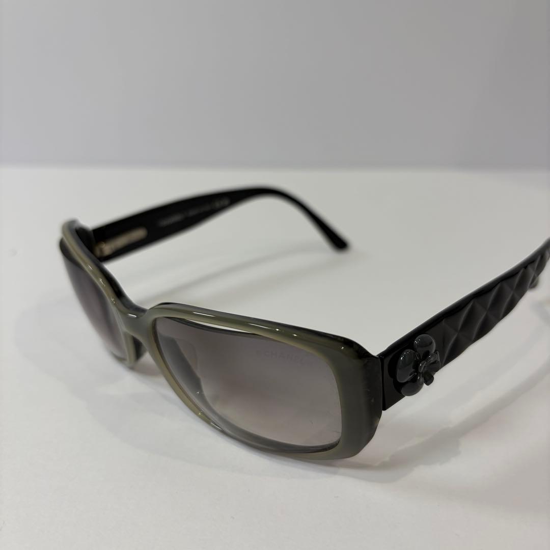CHANEL 5111 ココマーク カメリア マトラッセフレーム サングラス 黒 CHANEL 5111 ココマーク カメリア マトラッセフレーム サングラス 黒