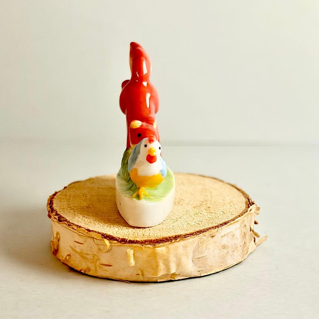 ニワトリを追いかけるキツネのフェーブ フェーヴ 陶器置物 ミニチュア