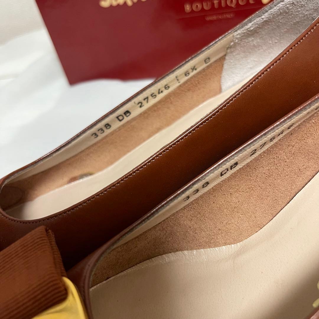 フェラガモ　超美品　ブラウン パンプス 6.5Ｂ　幅狭　ヴァラリボン