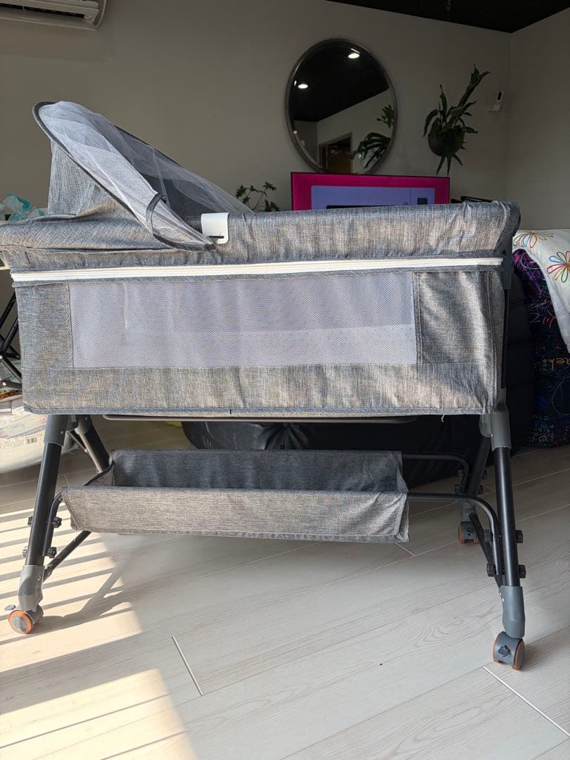 グレーのメッシュカバー付きベビーベッド - メルカリ