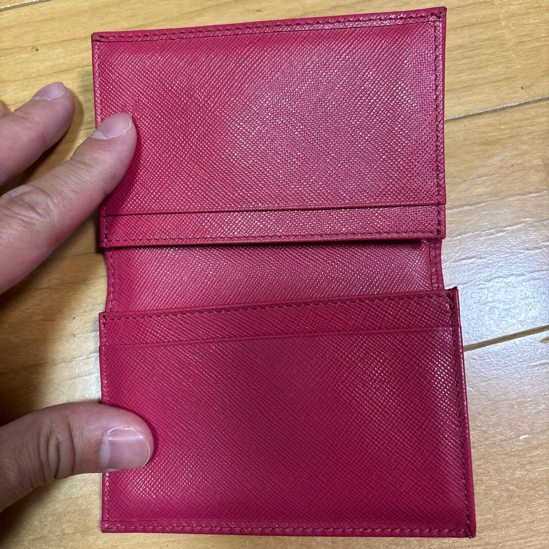 PRADA ピンク レザー 名刺入れ 高級感あるピンクレザーの名刺入れ