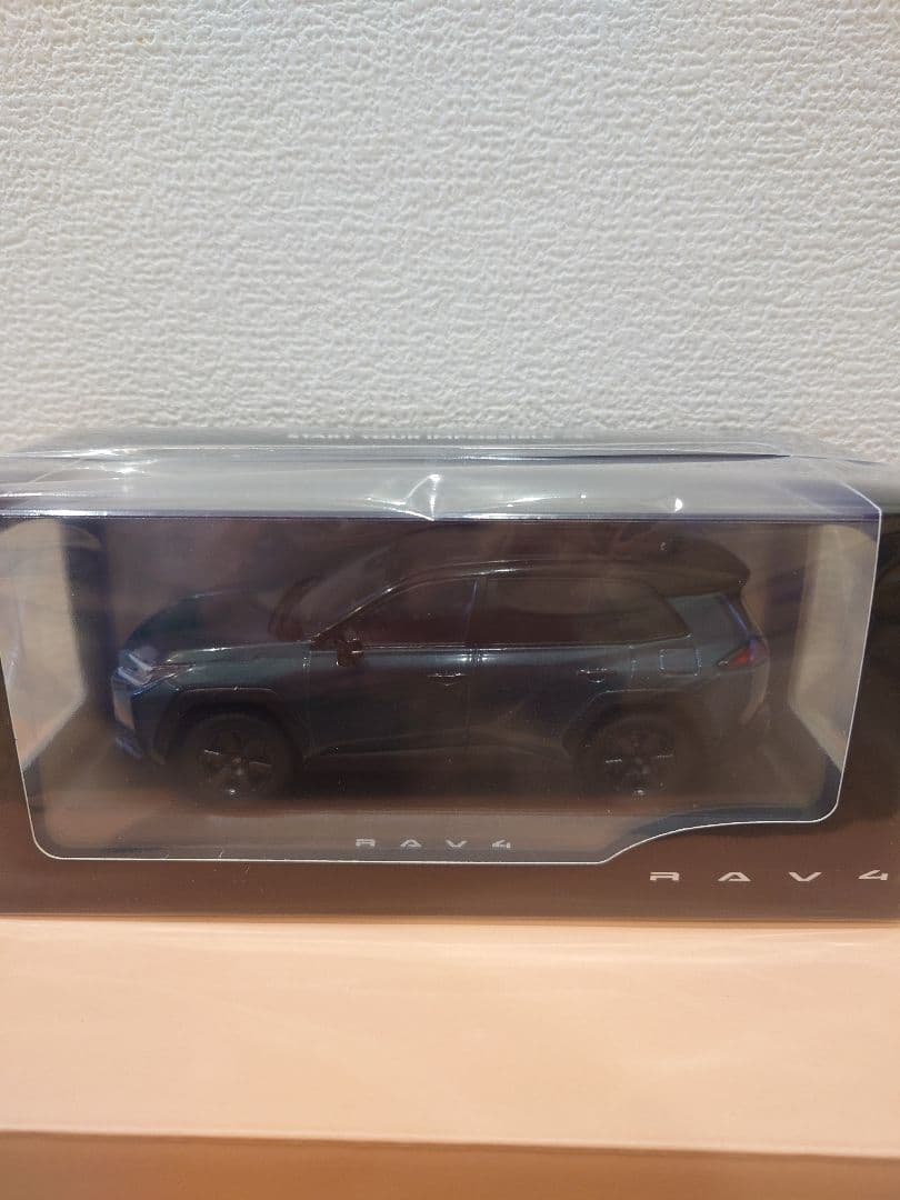 新型RAV4 Adventure カラーサンプル　ブラック×エバーレスト トヨタ新型RAV4のボディカラー全9色と内装色を画像で紹介！新旧比較で