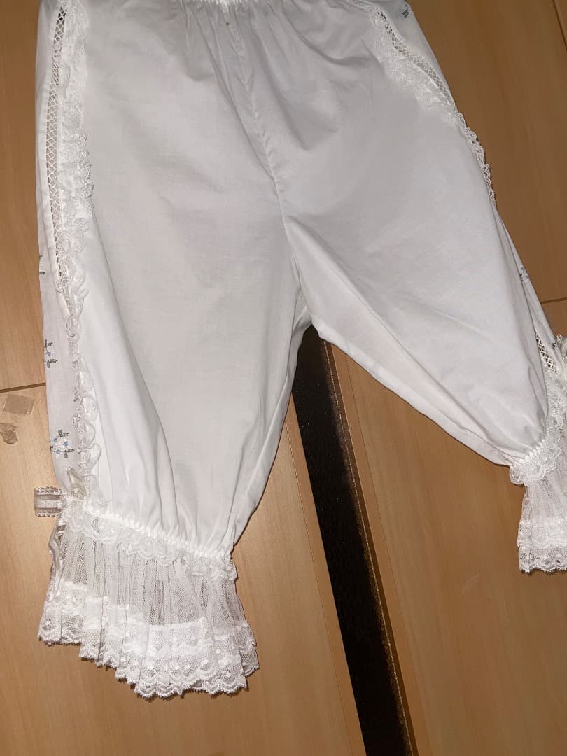 さえら、ヒスクローネの豪華レース満載ホワイトフレアパジャマ - メルカリ