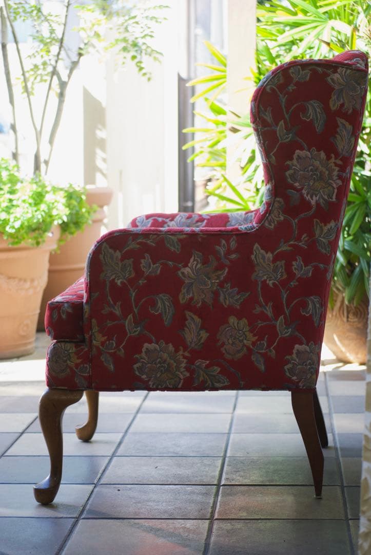 赤い花柄のクラシカルなウィングバックチェア。存在感がありインテリア