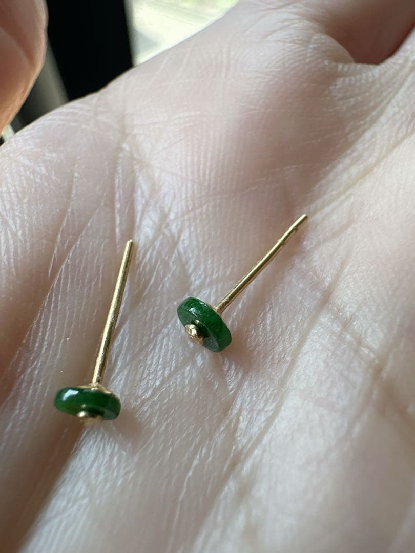 18 K金A U 750天然ジェダイト本翡翠スタッドピアス 鑑定書付き（中古品）